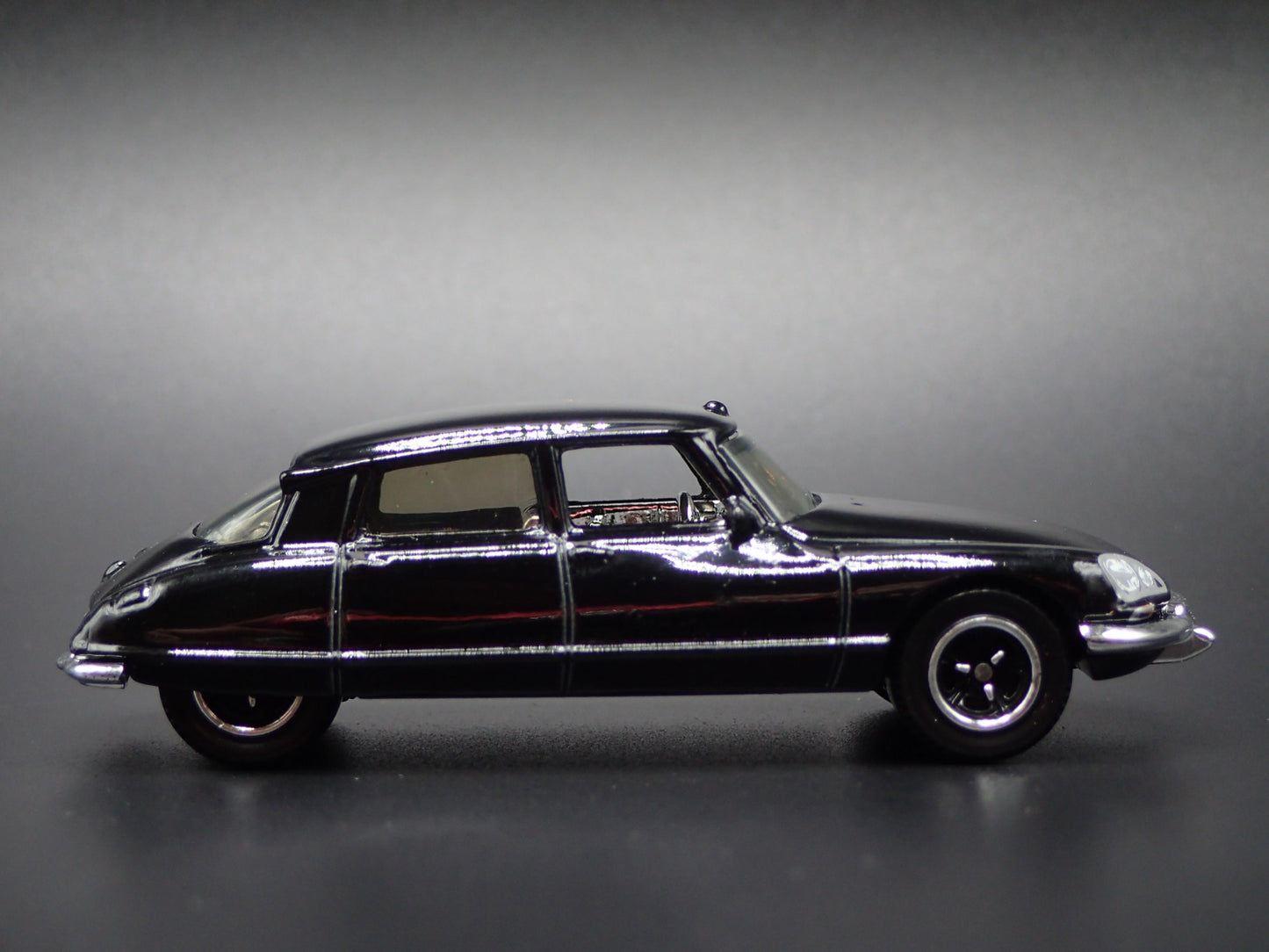1955-1975 CITROEN DS BLACK 1:64 SCALE COLLECTIBLE DIORAMA DIECAST MODEL CAR