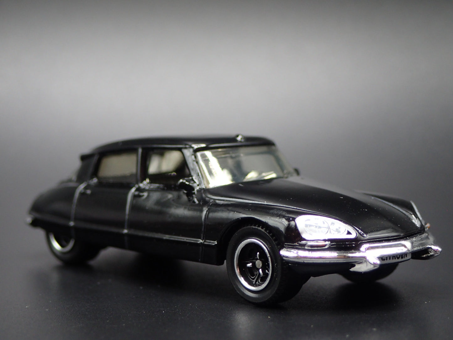1955-1975 CITROEN DS BLACK 1:64 SCALE COLLECTIBLE DIORAMA DIECAST MODEL CAR