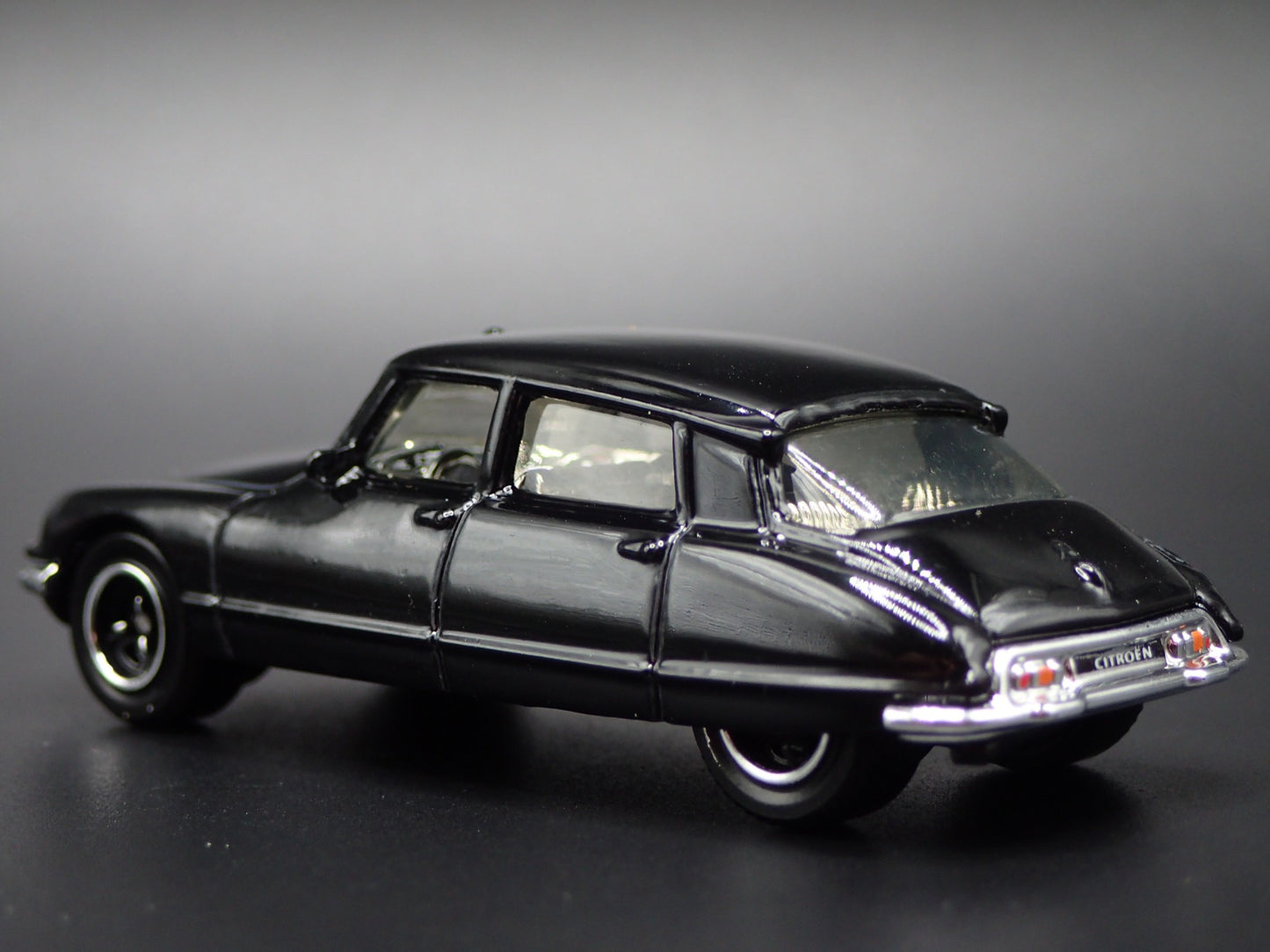 1955-1975 CITROEN DS BLACK 1:64 SCALE COLLECTIBLE DIORAMA DIECAST MODEL CAR
