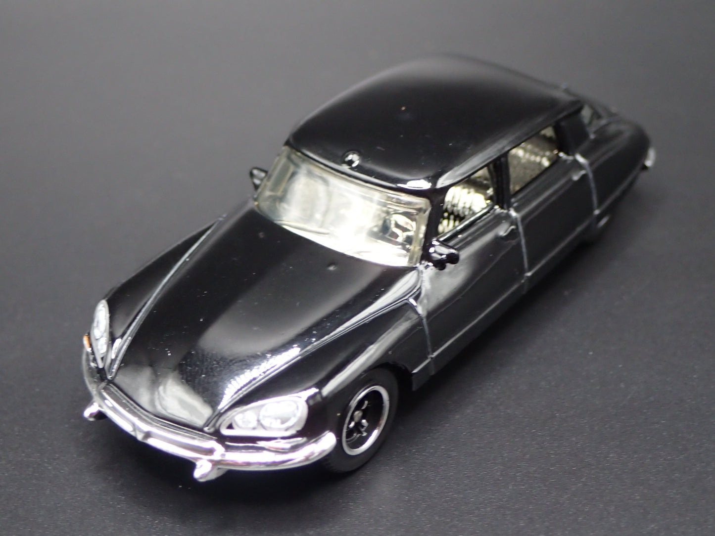 1955-1975 CITROEN DS BLACK 1:64 SCALE COLLECTIBLE DIORAMA DIECAST MODEL CAR