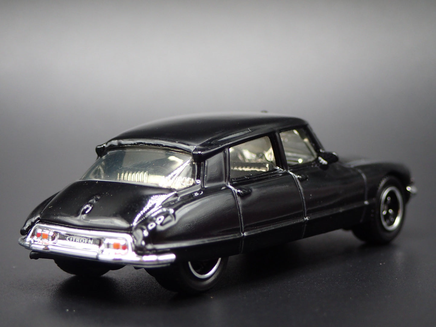 1955-1975 CITROEN DS BLACK 1:64 SCALE COLLECTIBLE DIORAMA DIECAST MODEL CAR