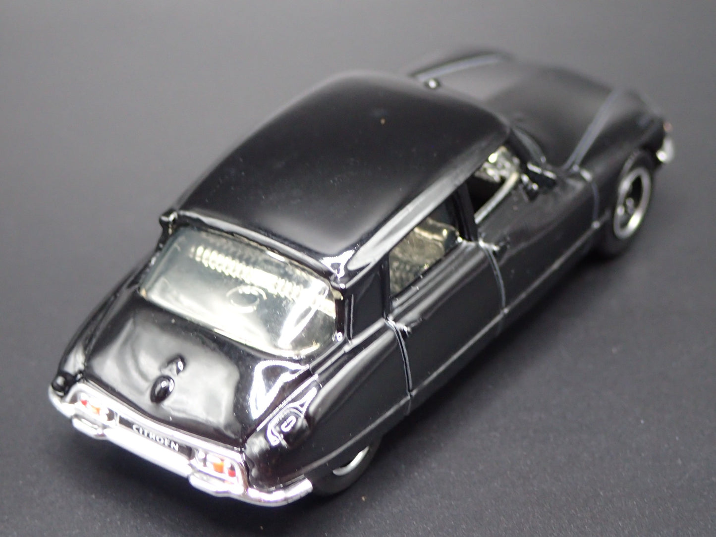 1955-1975 CITROEN DS BLACK 1:64 SCALE COLLECTIBLE DIORAMA DIECAST MODEL CAR