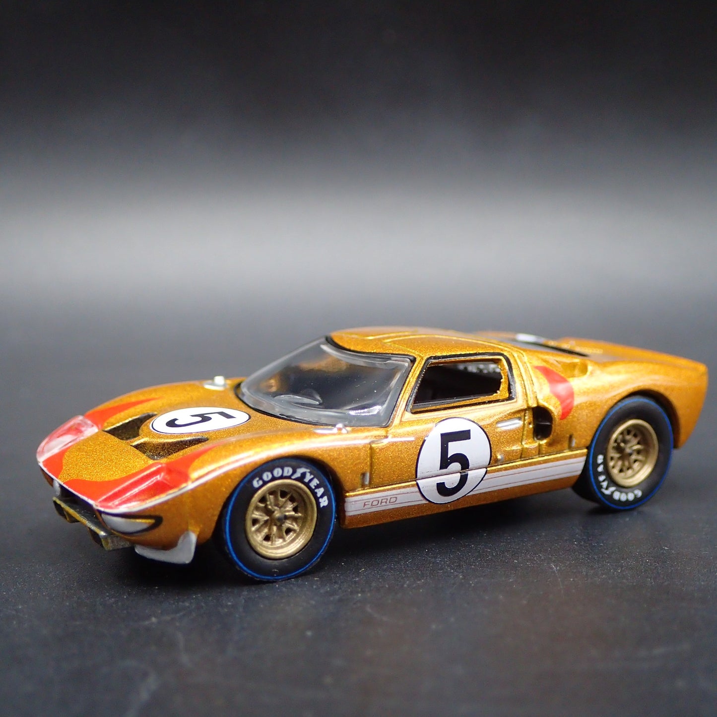 1965 65 FORD GT40 RACE CAR GOLD 1:64 SCALE COLLECTIBLE DIORAMA DIECAST MODEL CAR