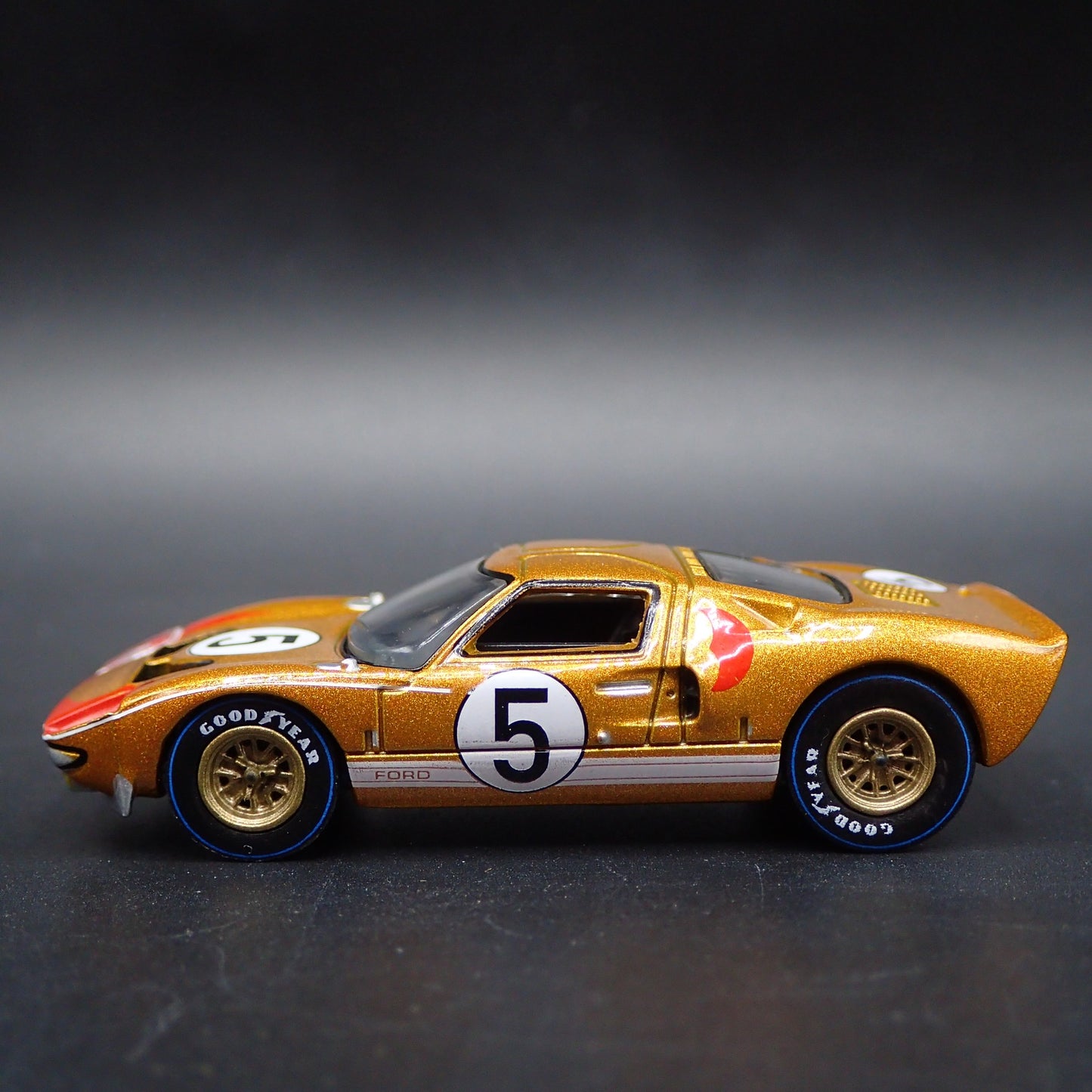 1965 65 FORD GT40 RACE CAR GOLD 1:64 SCALE COLLECTIBLE DIORAMA DIECAST MODEL CAR