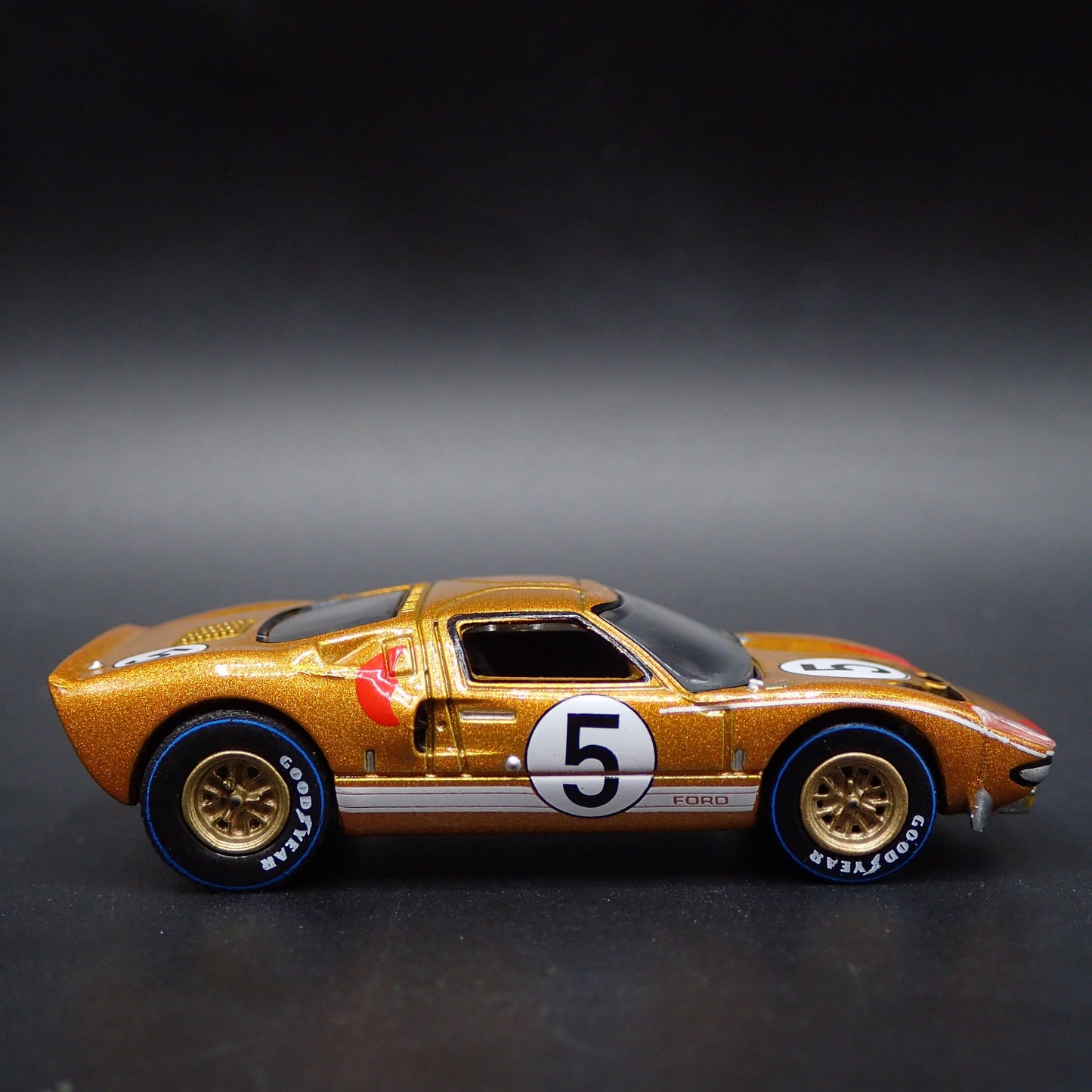 1965 65 FORD GT40 RACE CAR GOLD 1:64 SCALE COLLECTIBLE DIORAMA DIECAST MODEL CAR