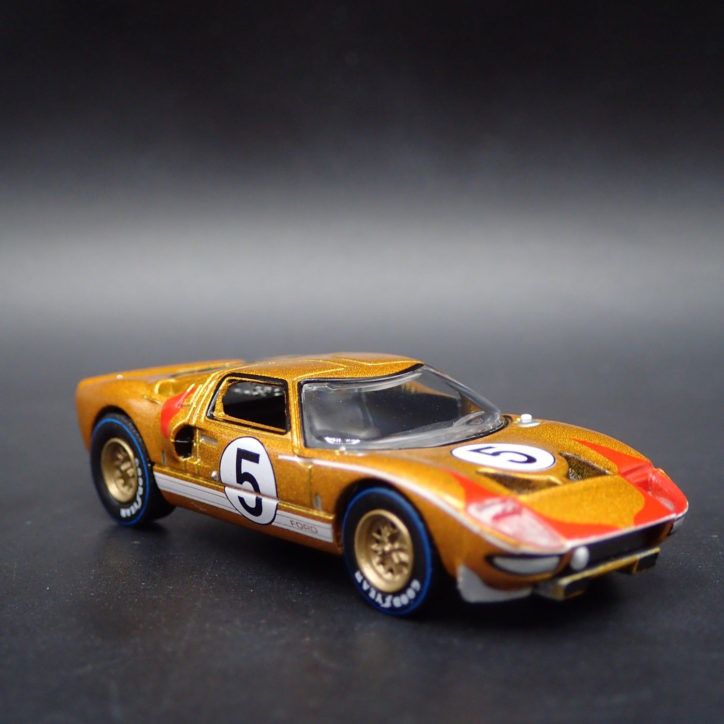 1965 65 FORD GT40 RACE CAR GOLD 1:64 SCALE COLLECTIBLE DIORAMA DIECAST MODEL CAR