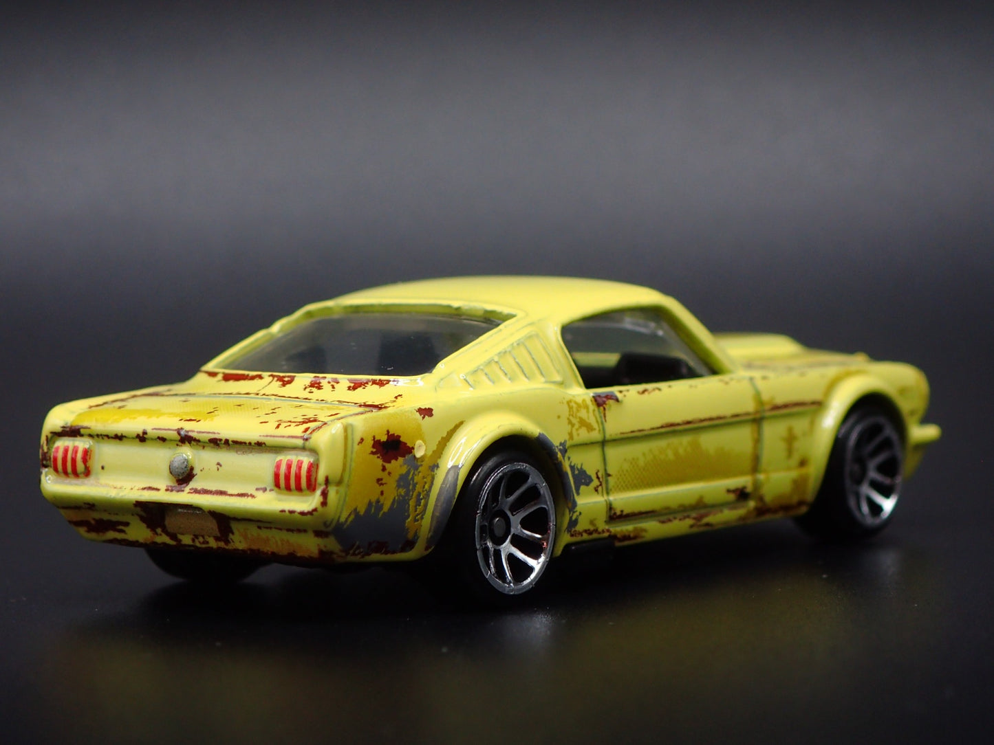 1965 65 FORD MUSTANG 2+2 FASTBACK BARN FIND 1:64 SCALE DIORAMA DIECAST MODEL CAR