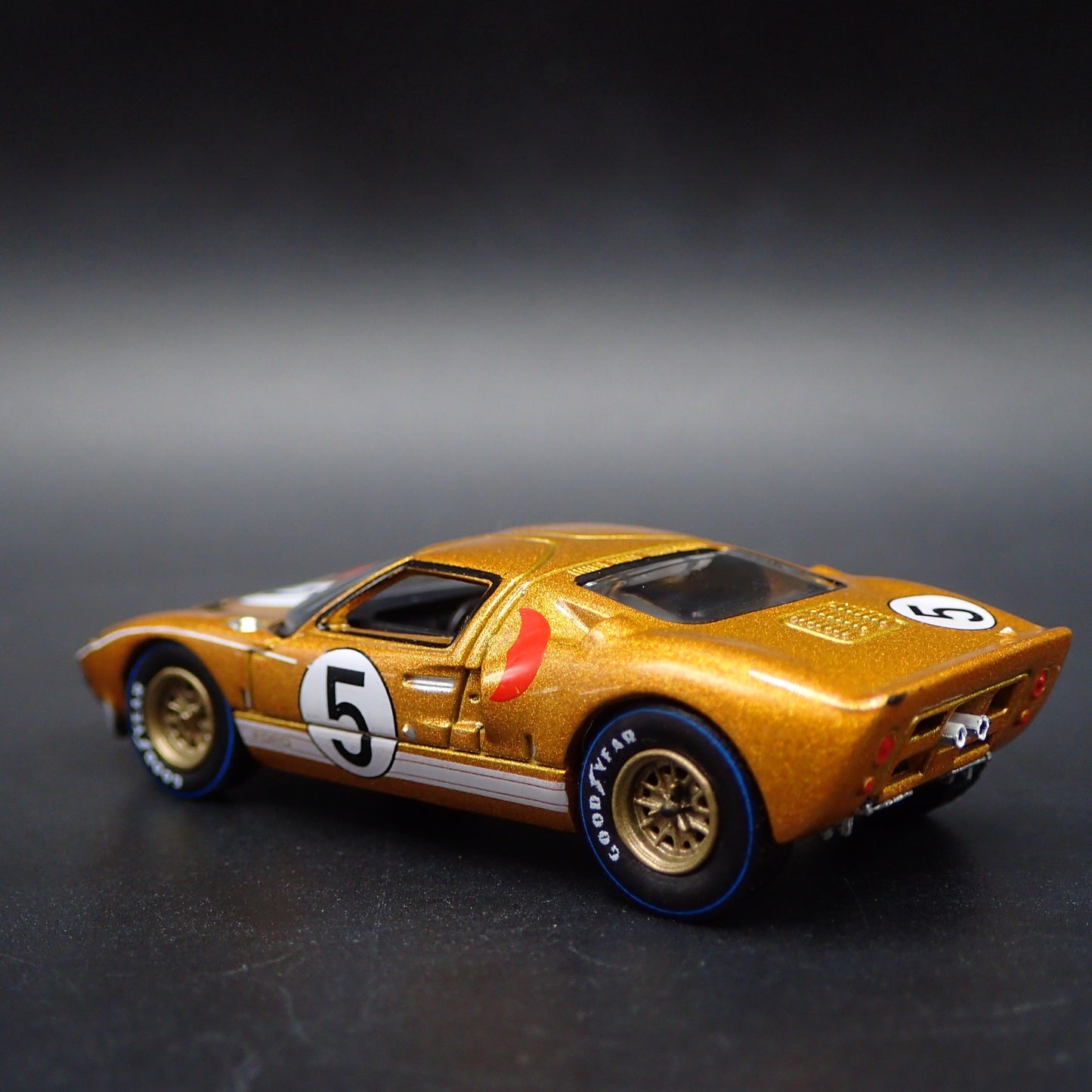 1965 65 FORD GT40 RACE CAR GOLD 1:64 SCALE COLLECTIBLE DIORAMA DIECAST MODEL CAR