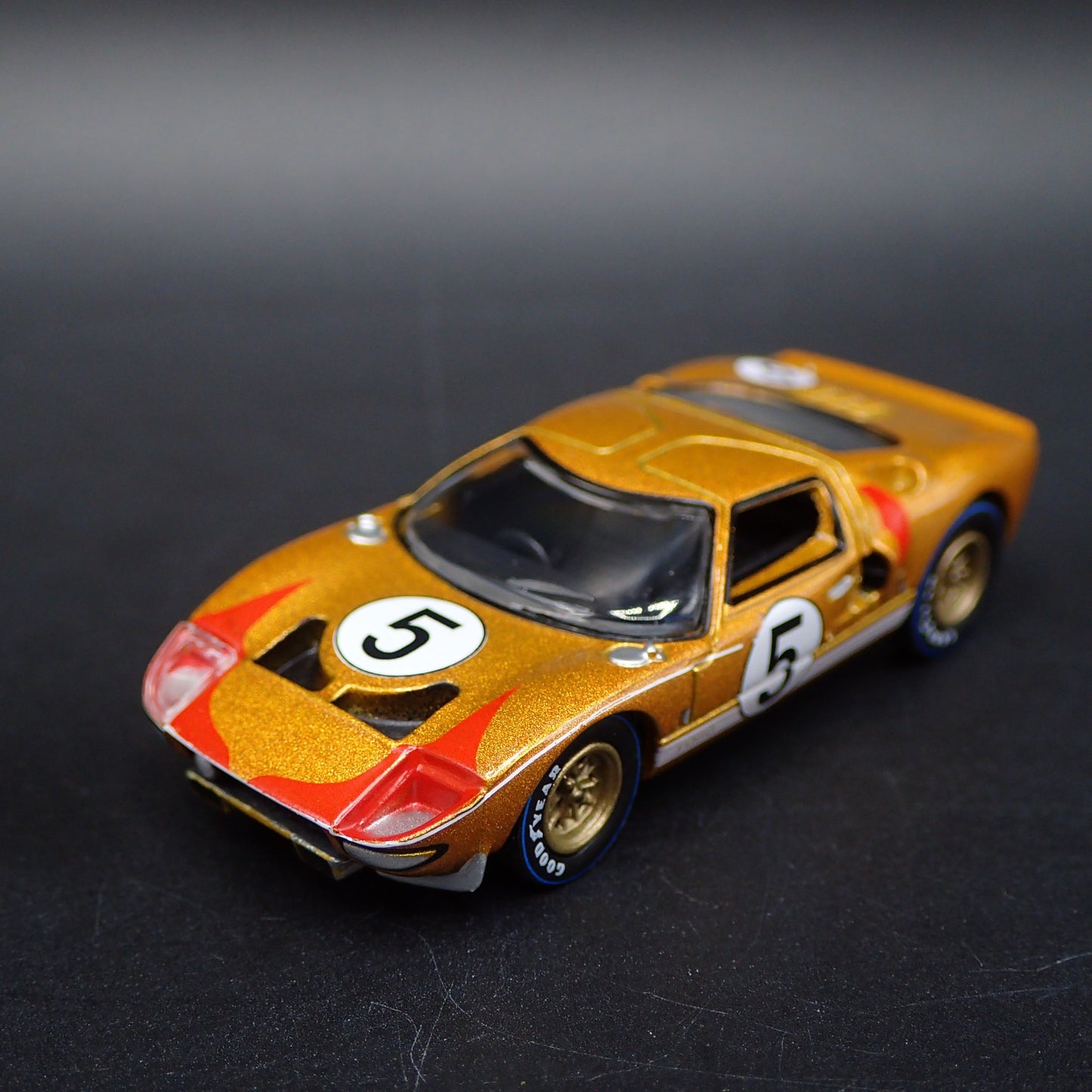 1965 65 FORD GT40 RACE CAR GOLD 1:64 SCALE COLLECTIBLE DIORAMA DIECAST MODEL CAR