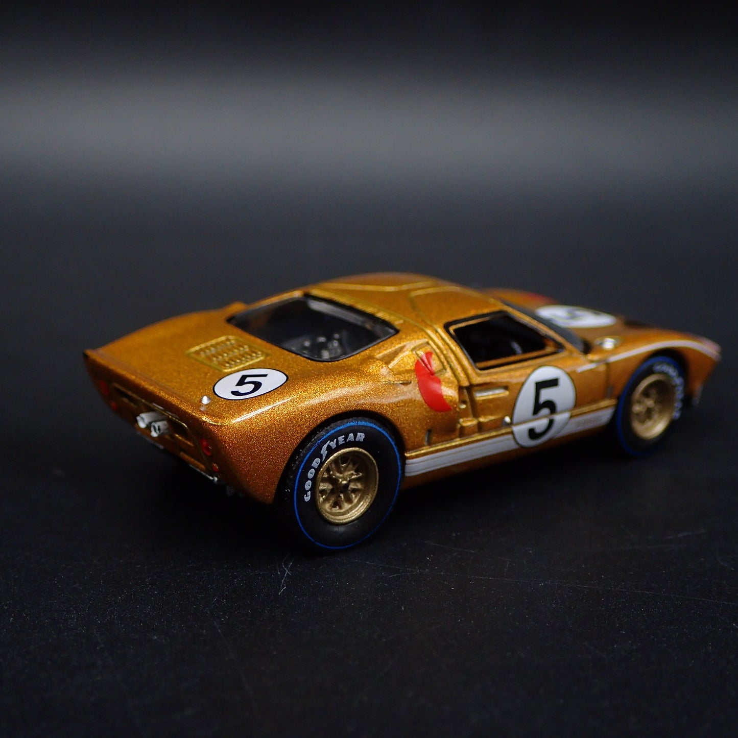 1965 65 FORD GT40 RACE CAR GOLD 1:64 SCALE COLLECTIBLE DIORAMA DIECAST MODEL CAR