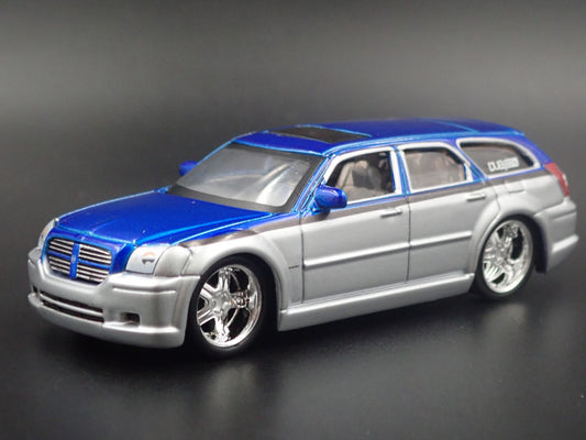 2005-2008 DODGE MAGNUM SILVER 1:64 SCALE COLLECTIBLE DIORAMA DIECAST MODEL CAR