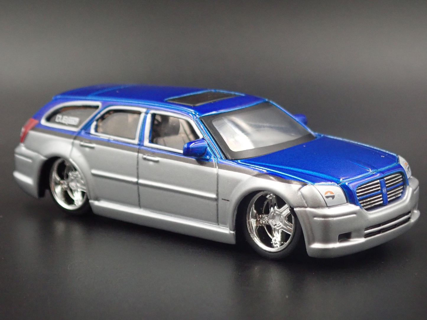 2005-2008 DODGE MAGNUM SILVER 1:64 SCALE COLLECTIBLE DIORAMA DIECAST MODEL CAR