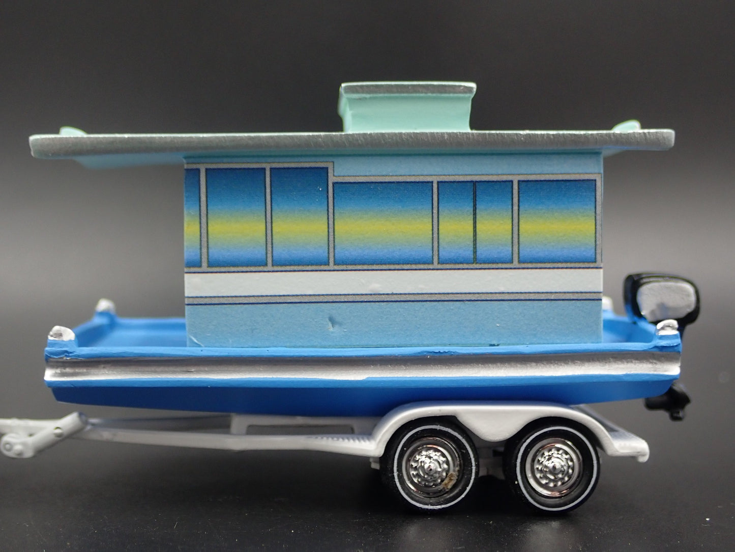 VINTAGE HOUSEBOAT ON TRAILER RARE 1/64 SCALE POLYRESIN DIORAMA PROP MODEL BOAT
