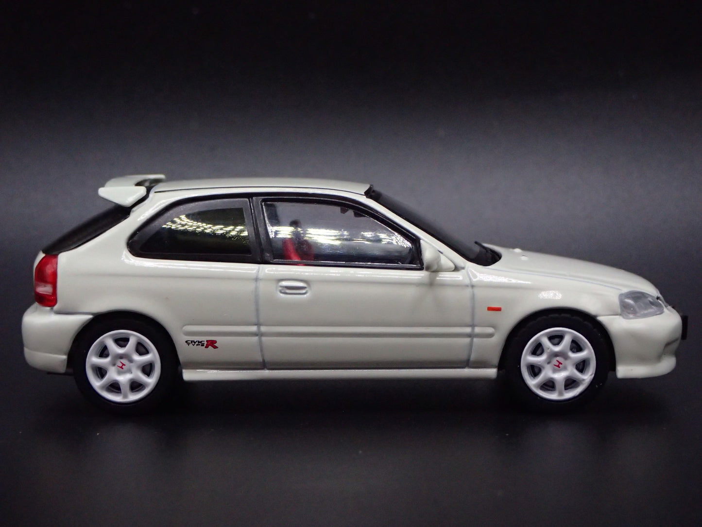1996-2000 HONDA CIVIC TYPE R EK9 HATCHBACK 1/64 SCALE DIORAMA DIECAST MODEL CAR