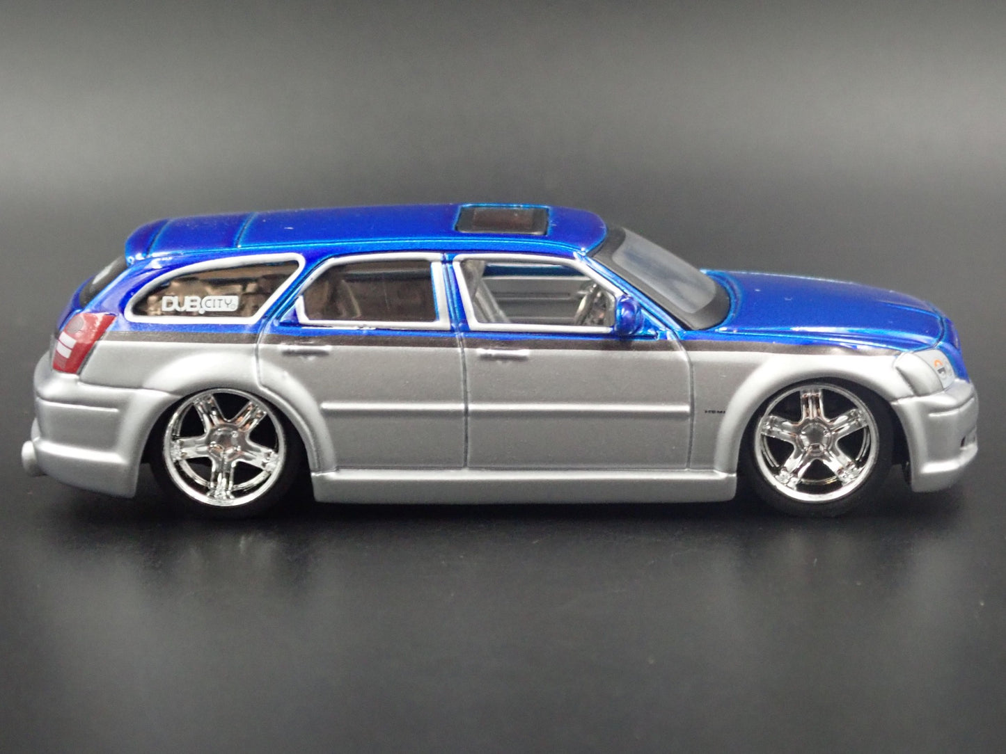 2005-2008 DODGE MAGNUM SILVER 1:64 SCALE COLLECTIBLE DIORAMA DIECAST MODEL CAR