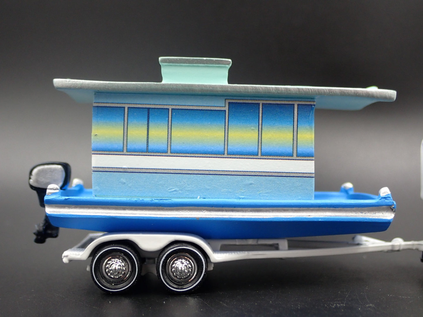 VINTAGE HOUSEBOAT ON TRAILER RARE 1/64 SCALE POLYRESIN DIORAMA PROP MODEL BOAT