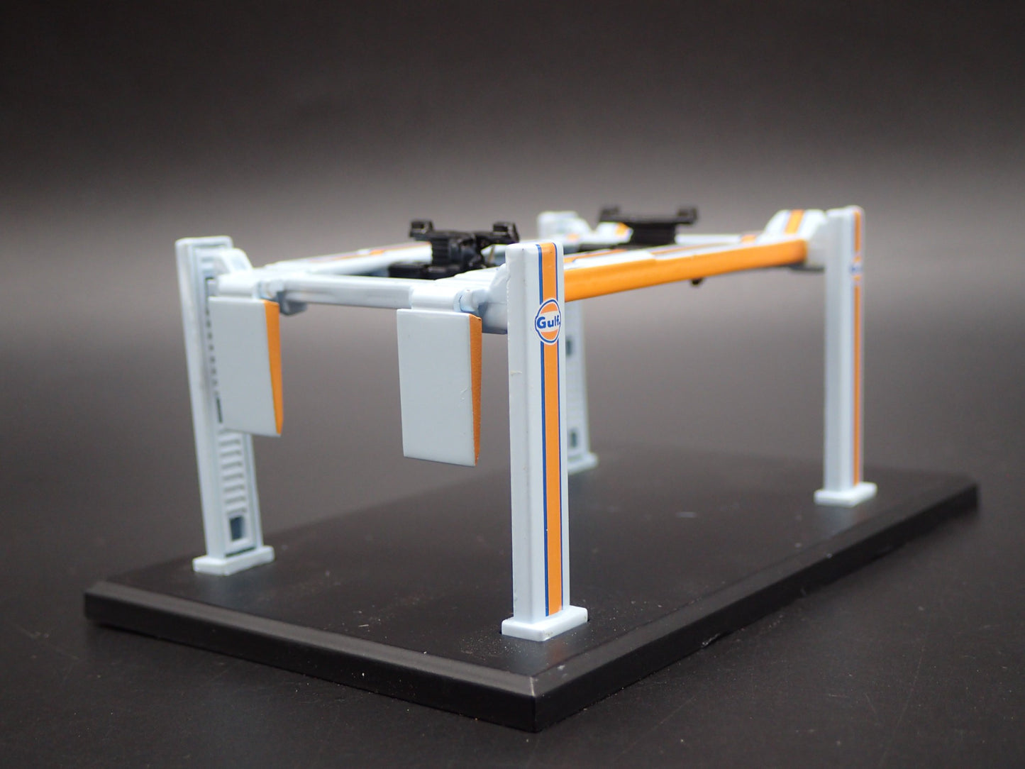 GULF 1:64 SCALE AUTO SHOP MECHANIC GARAGE 4 POST CAR LIFT DIORAMA MODEL DIECAST