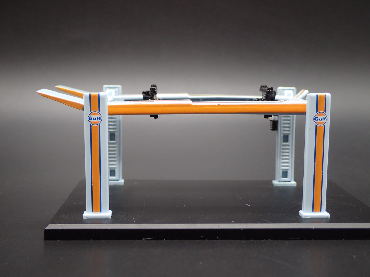 GULF 1:64 SCALE AUTO SHOP MECHANIC GARAGE 4 POST CAR LIFT DIORAMA MODEL DIECAST