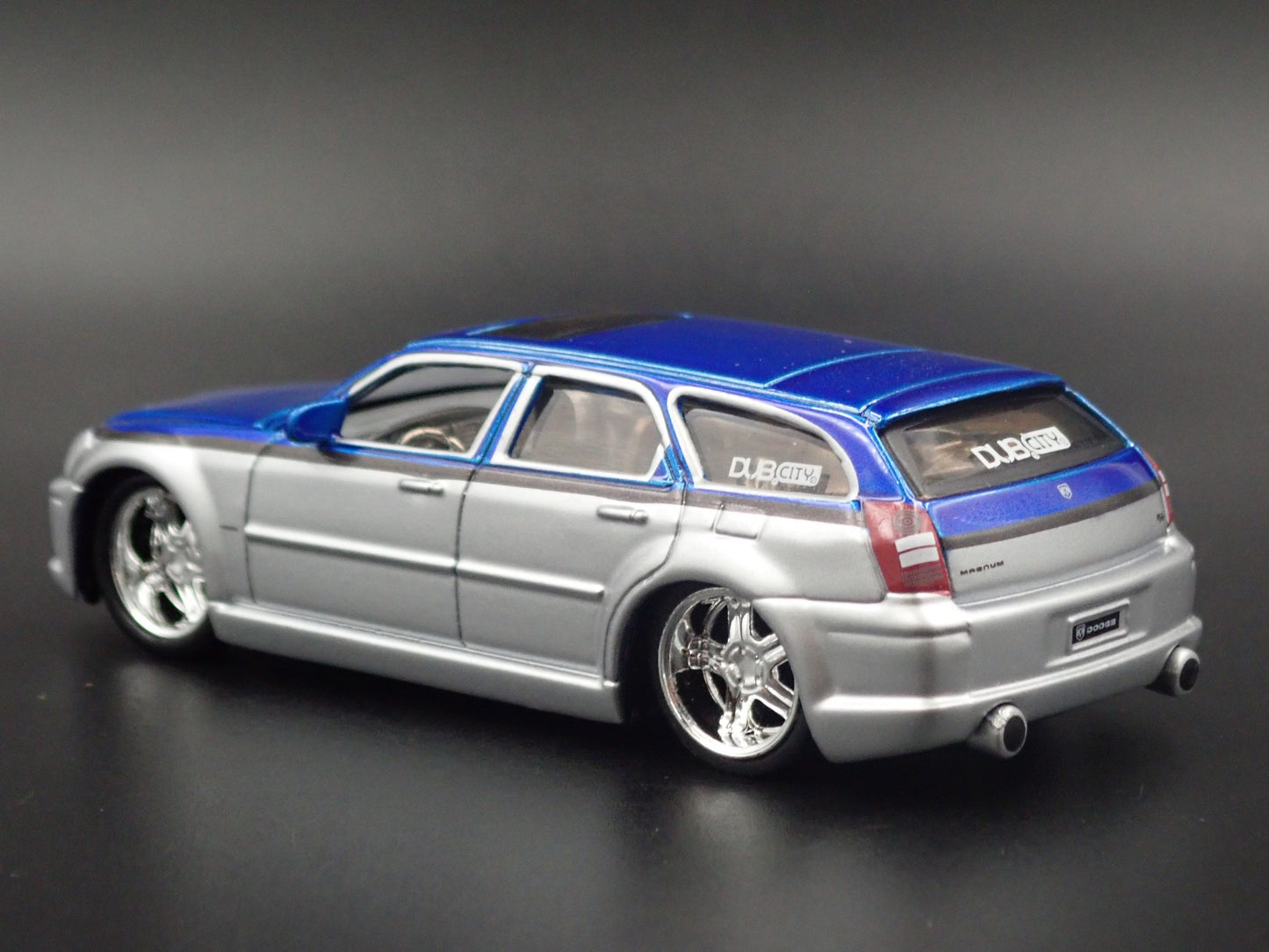 2005-2008 DODGE MAGNUM SILVER 1:64 SCALE COLLECTIBLE DIORAMA DIECAST MODEL CAR