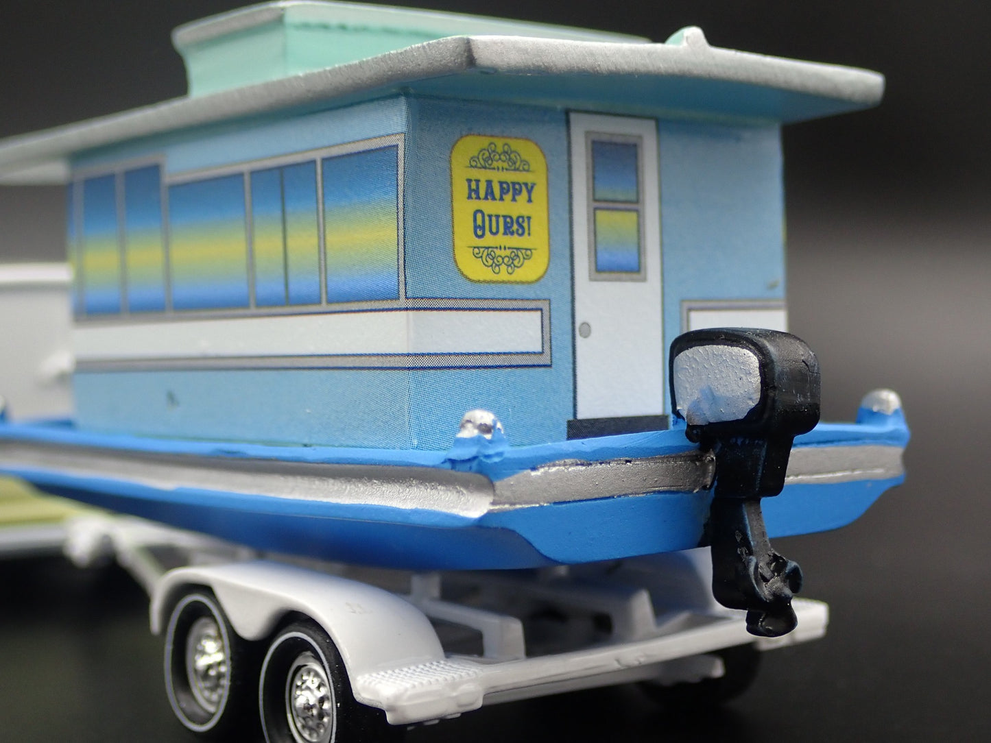 VINTAGE HOUSEBOAT ON TRAILER RARE 1/64 SCALE POLYRESIN DIORAMA PROP MODEL BOAT