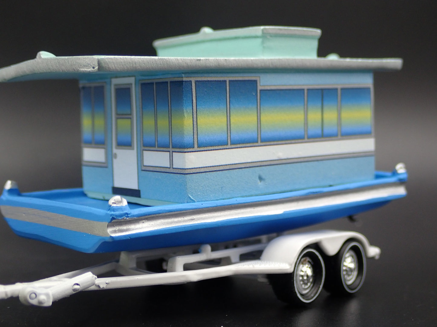 VINTAGE HOUSEBOAT ON TRAILER RARE 1/64 SCALE POLYRESIN DIORAMA PROP MODEL BOAT