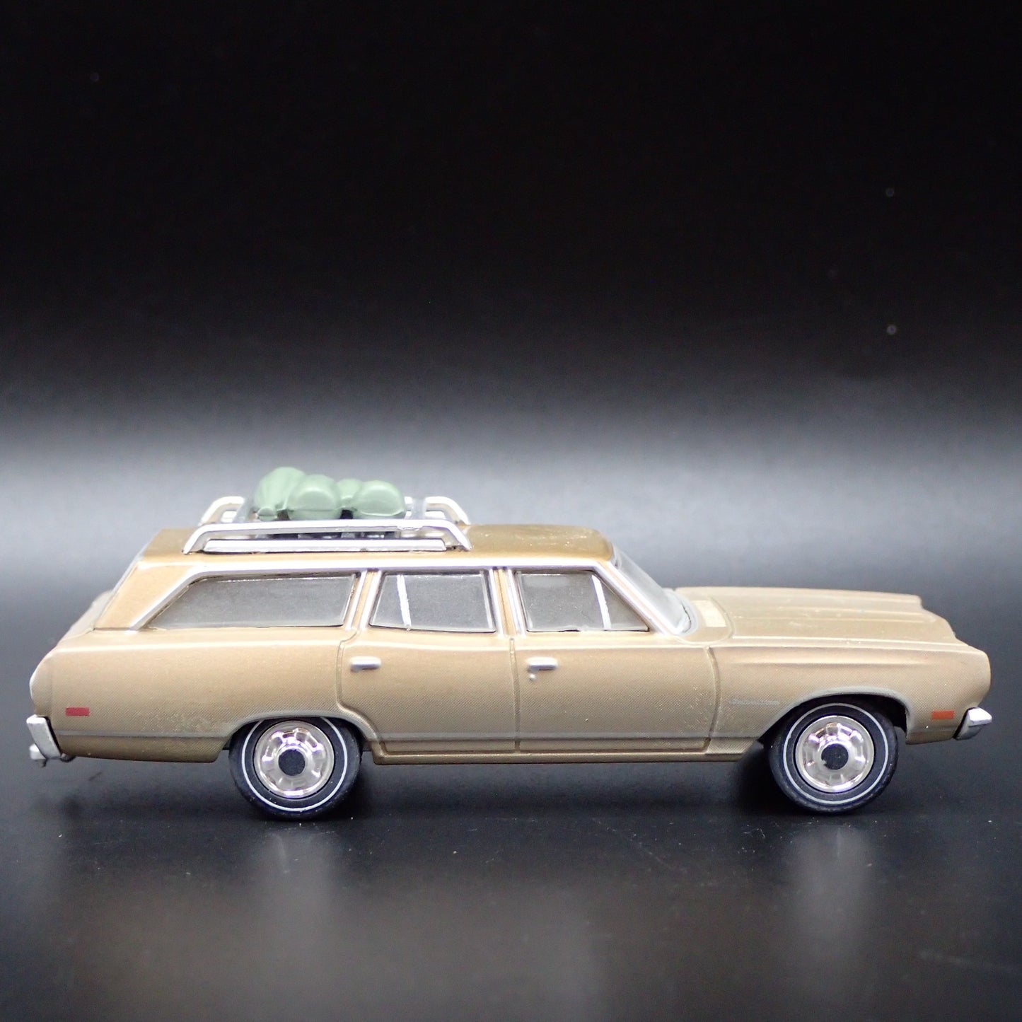 1969 69 PLYMOUTH SATELLITE STATION WAGON w/ HITCH 1:64 SCALE DIECAST MODEL CAR