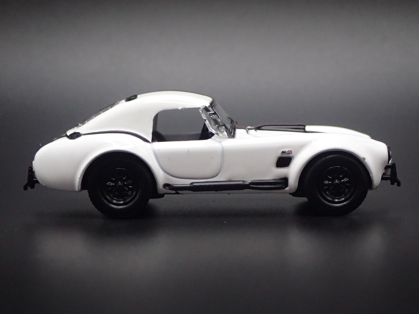 1965 65 SHELBY COBRA 427 S/C WHITE 1:64 SCALE COLLECTIBLE DIECAST MODEL CAR