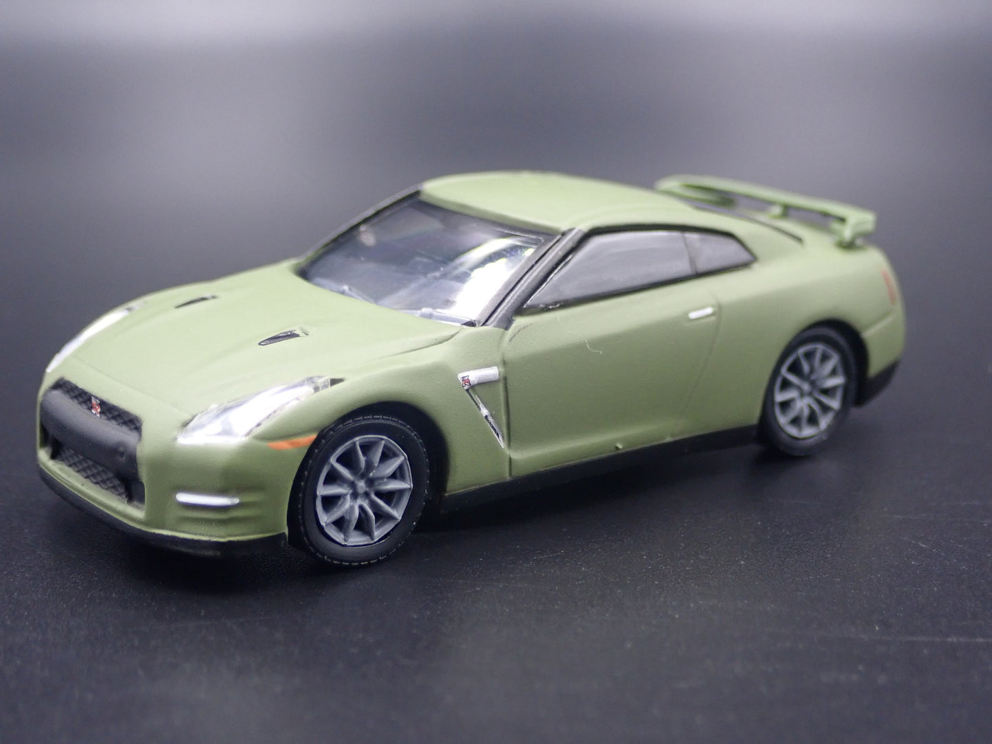 2007-2025 NISSAN GTR R35 SKYLINE GREEN 1:64 SCALE DIORAMA DIECAST MODEL CAR