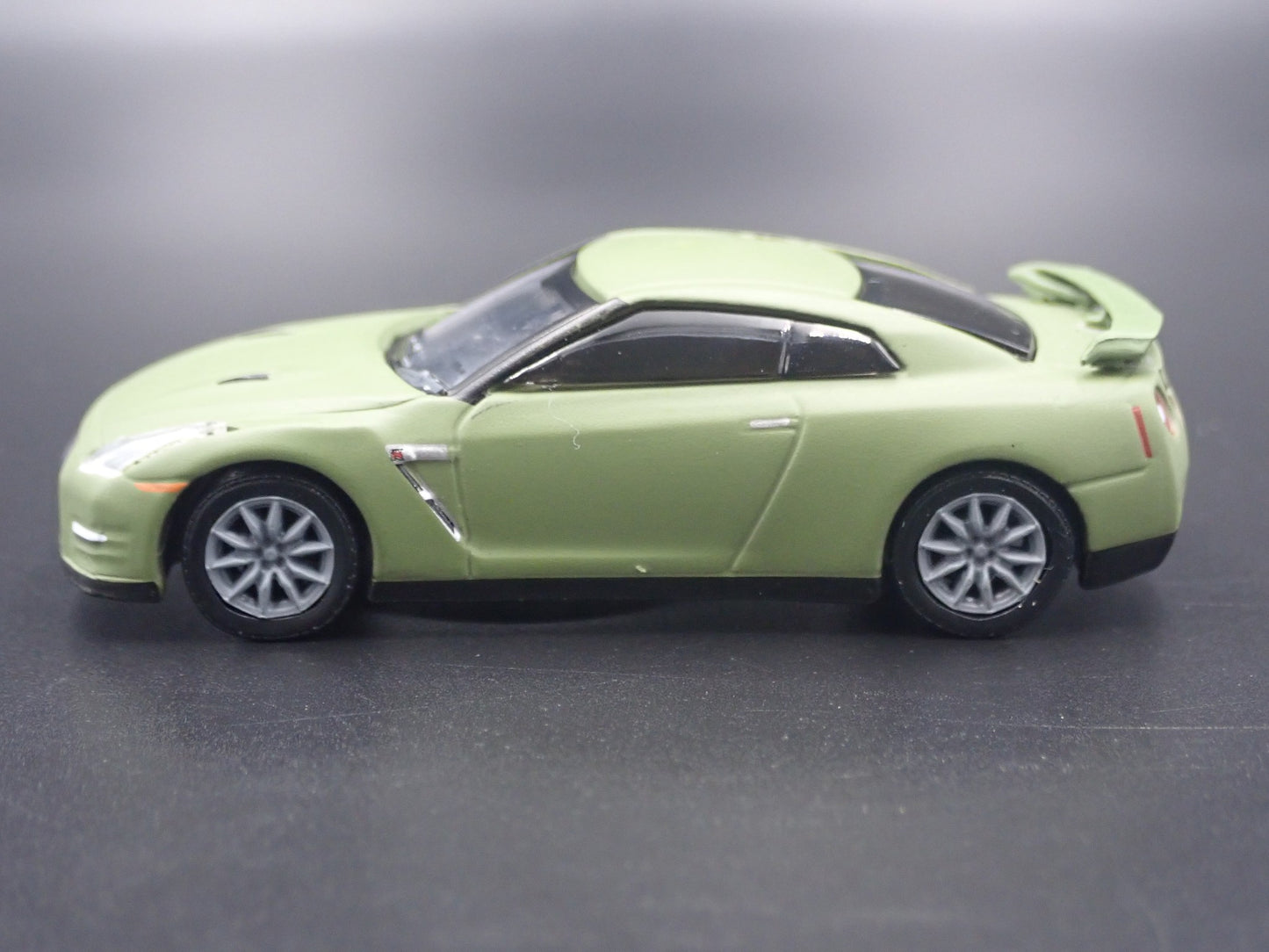 2007-2025 NISSAN GTR R35 SKYLINE GREEN 1:64 SCALE DIORAMA DIECAST MODEL CAR