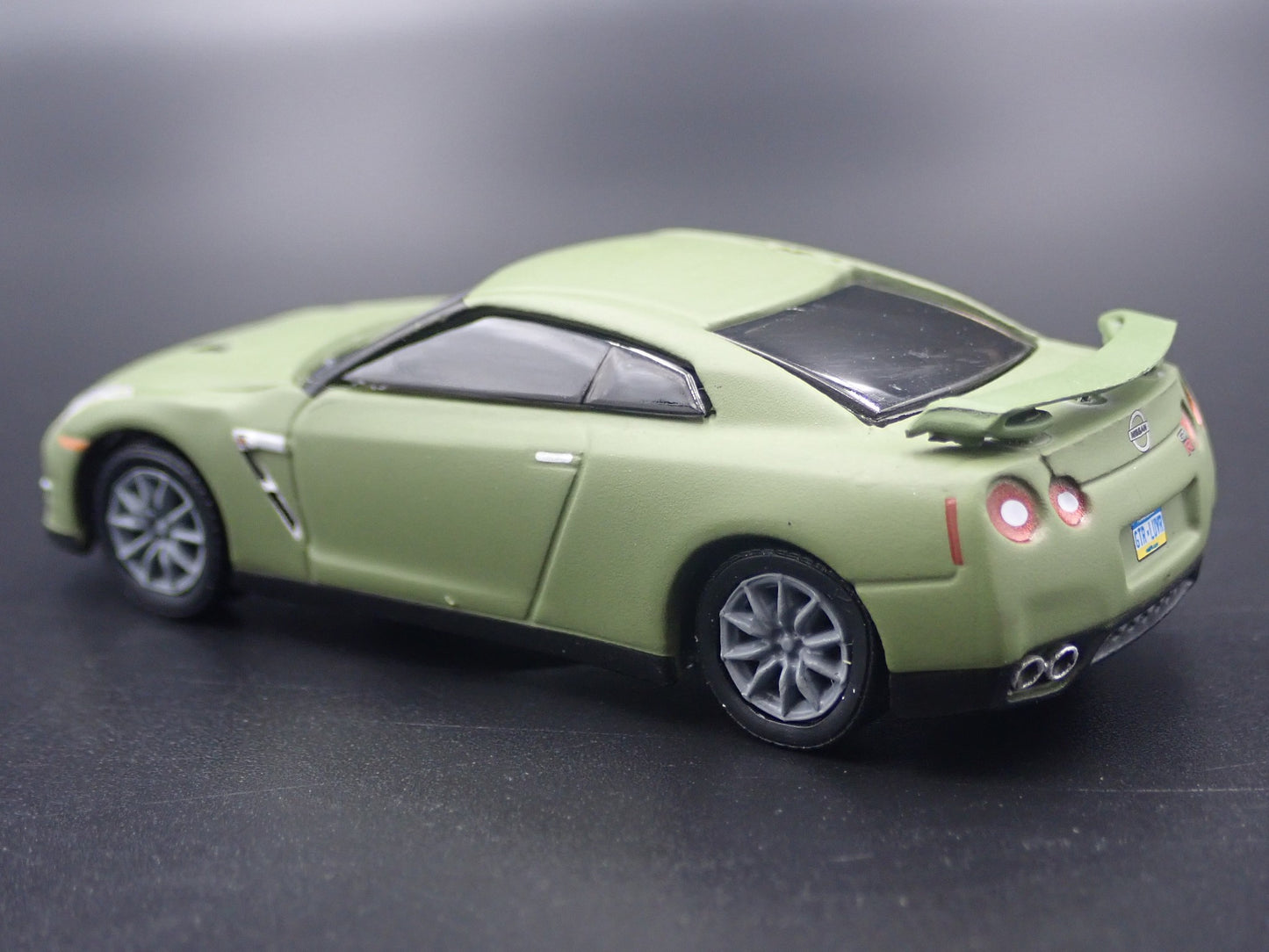 2007-2025 NISSAN GTR R35 SKYLINE GREEN 1:64 SCALE DIORAMA DIECAST MODEL CAR