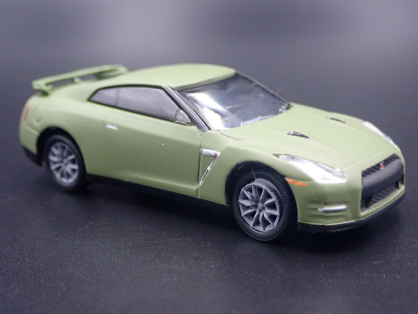 2007-2025 NISSAN GTR R35 SKYLINE GREEN 1:64 SCALE DIORAMA DIECAST MODEL CAR