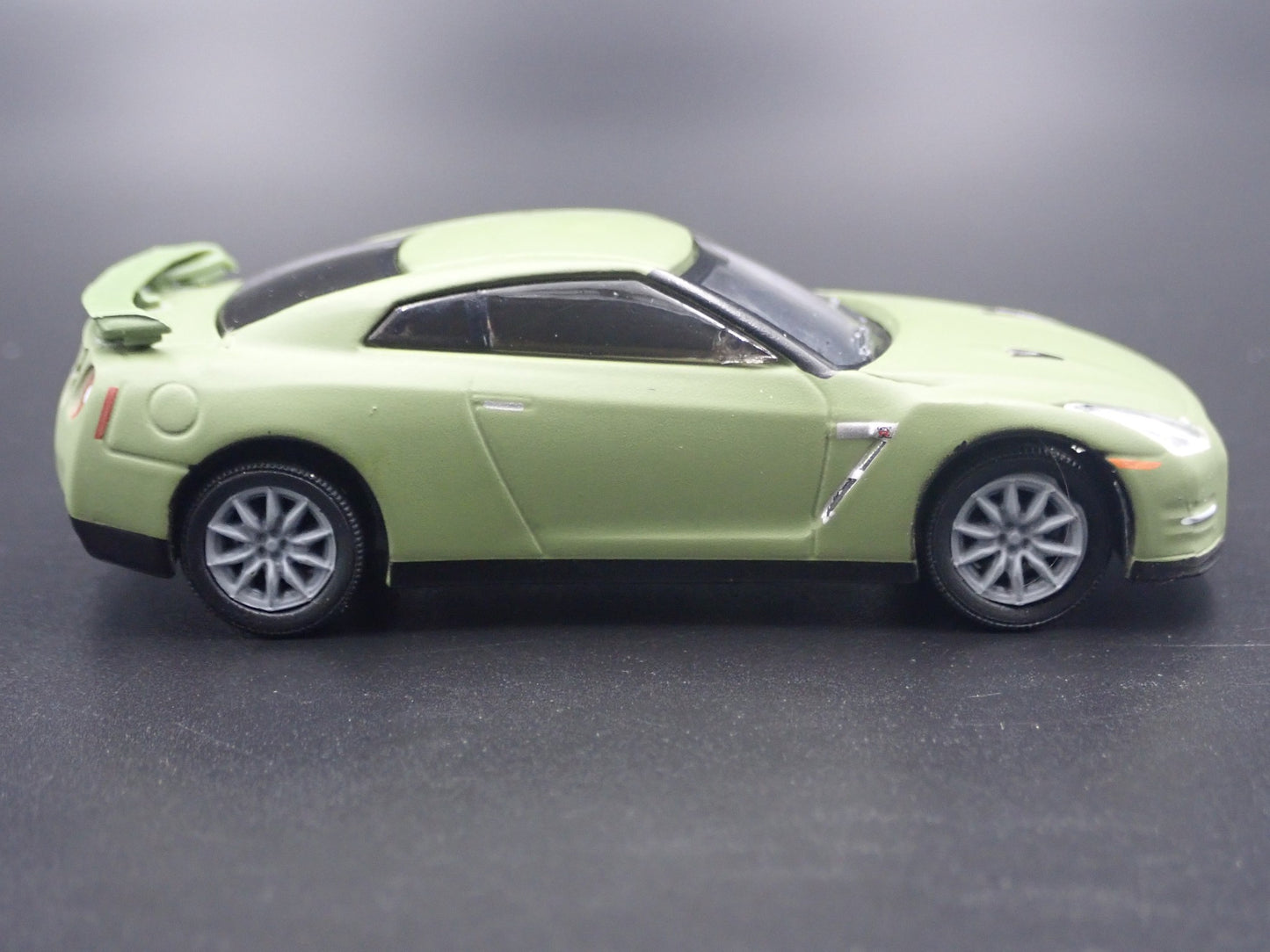 2007-2025 NISSAN GTR R35 SKYLINE GREEN 1:64 SCALE DIORAMA DIECAST MODEL CAR