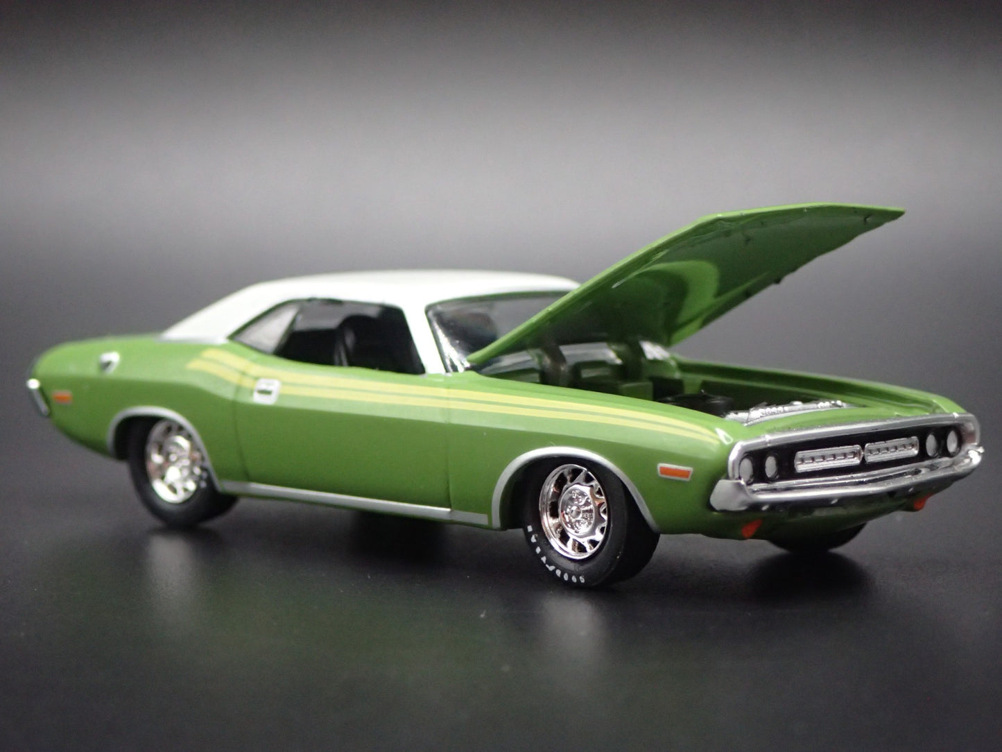 1971 71 DODGE CHALLENGER GREEN 1/64 SCALE COLLECTIBLE DIORAMA DIECAST MODEL CAR