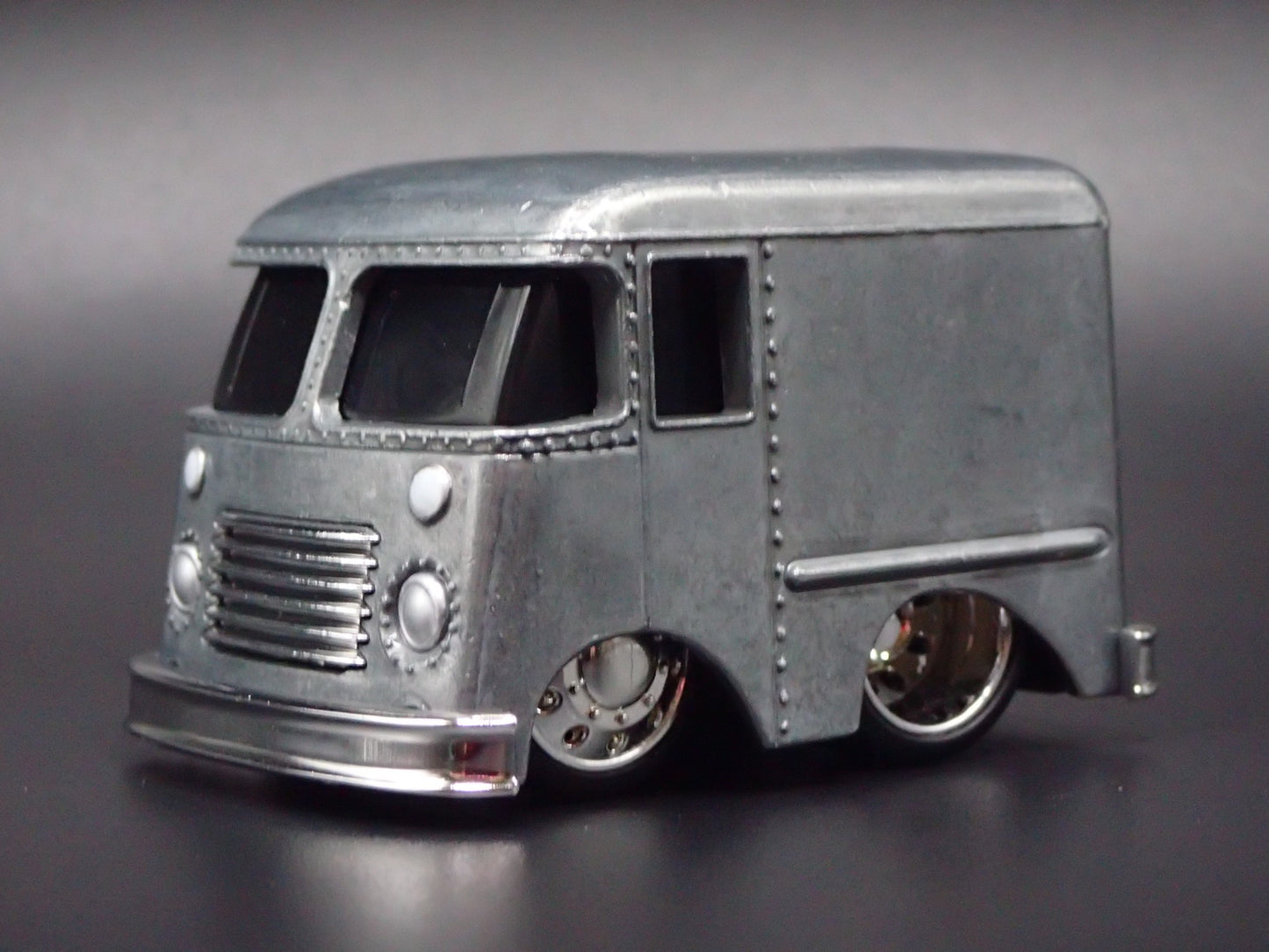 1954 54 GRUMAN STEP VAN CAR TUNED SILVER 1/64 SCALE DIORAMA DIECAST MODEL CAR