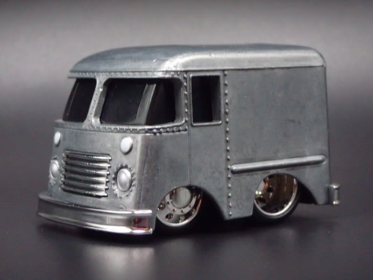 1954 54 GRUMAN STEP VAN CAR TUNED SILVER 1/64 SCALE DIORAMA DIECAST MODEL CAR