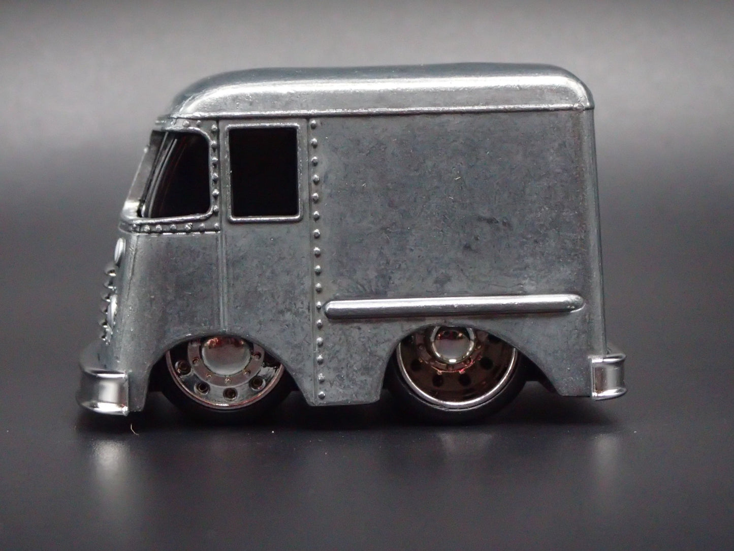 1954 54 GRUMAN STEP VAN CAR TUNED SILVER 1/64 SCALE DIORAMA DIECAST MODEL CAR