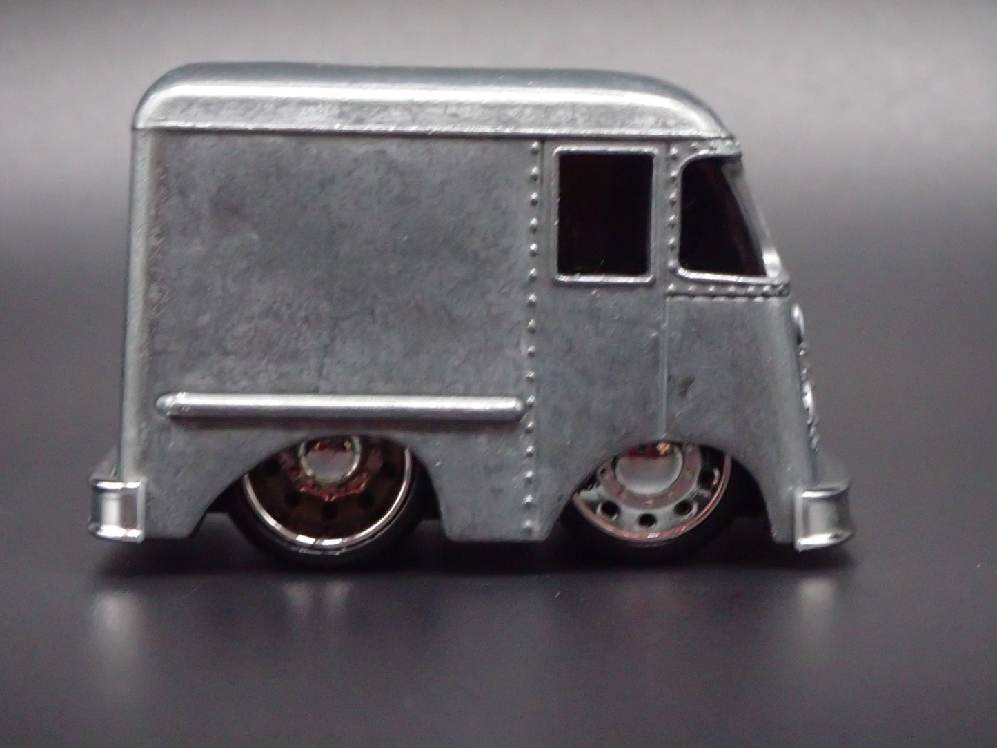 1954 54 GRUMAN STEP VAN CAR TUNED SILVER 1/64 SCALE DIORAMA DIECAST MODEL CAR