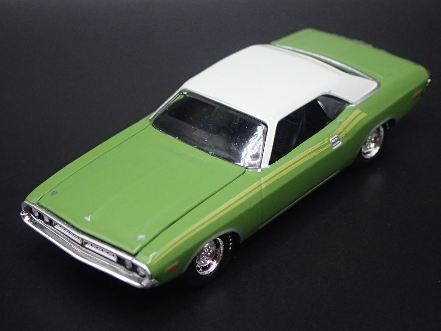 1971 71 DODGE CHALLENGER GREEN 1/64 SCALE COLLECTIBLE DIORAMA DIECAST MODEL CAR