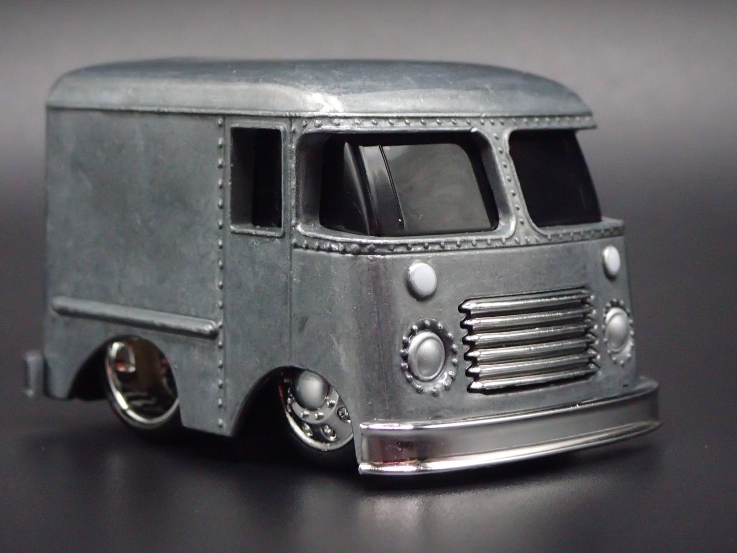 1954 54 GRUMAN STEP VAN CAR TUNED SILVER 1/64 SCALE DIORAMA DIECAST MODEL CAR