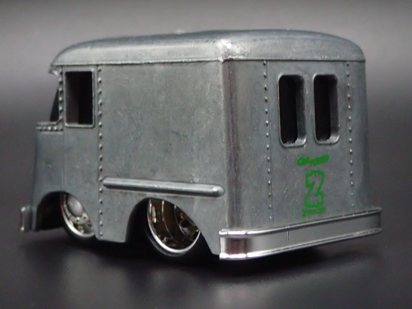 1954 54 GRUMAN STEP VAN CAR TUNED SILVER 1/64 SCALE DIORAMA DIECAST MODEL CAR