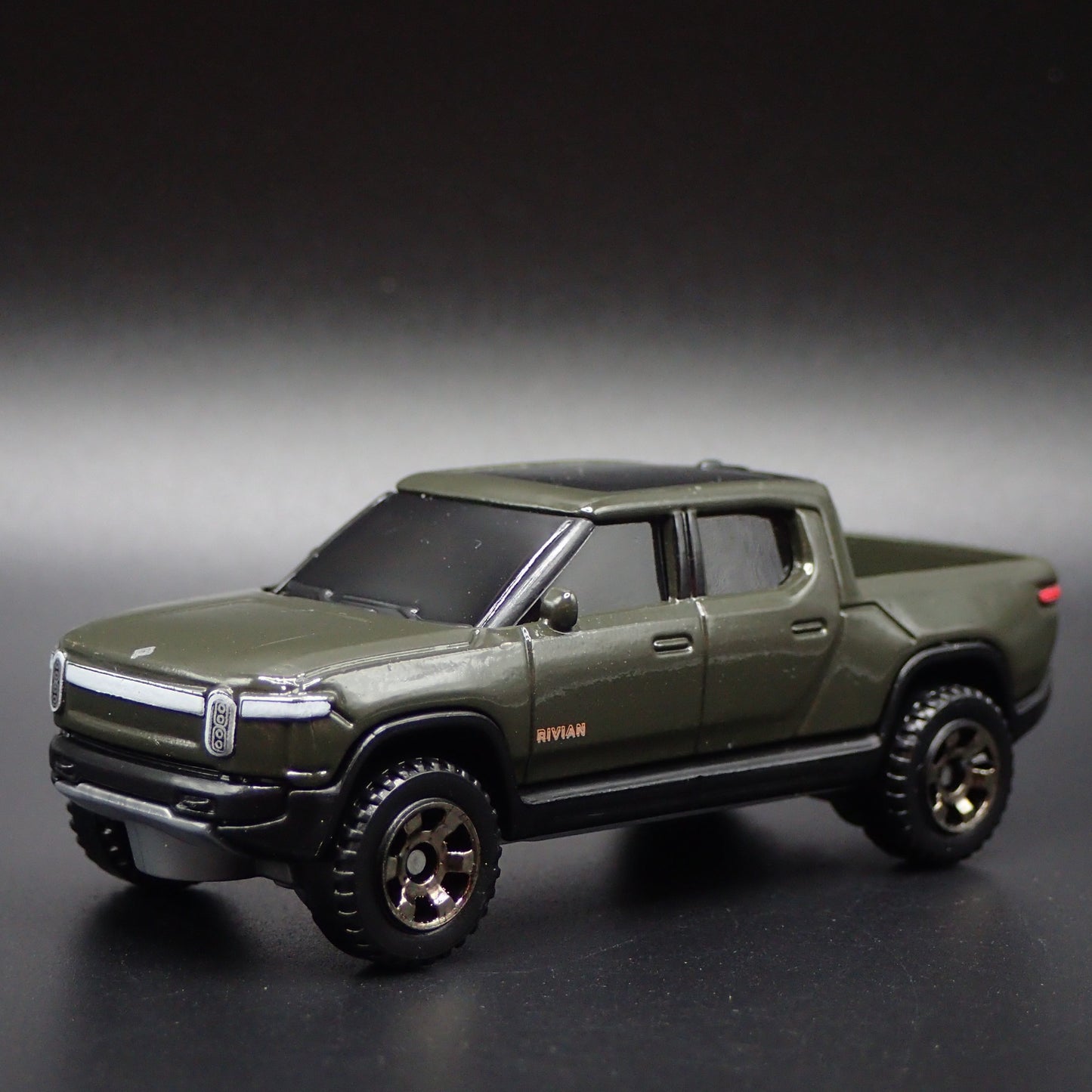 2022-2025 RIVIAN R1T ELECTRIC PICKUP TRUCK 1:64 SCALE DIORAMA DIECAST MODEL CAR