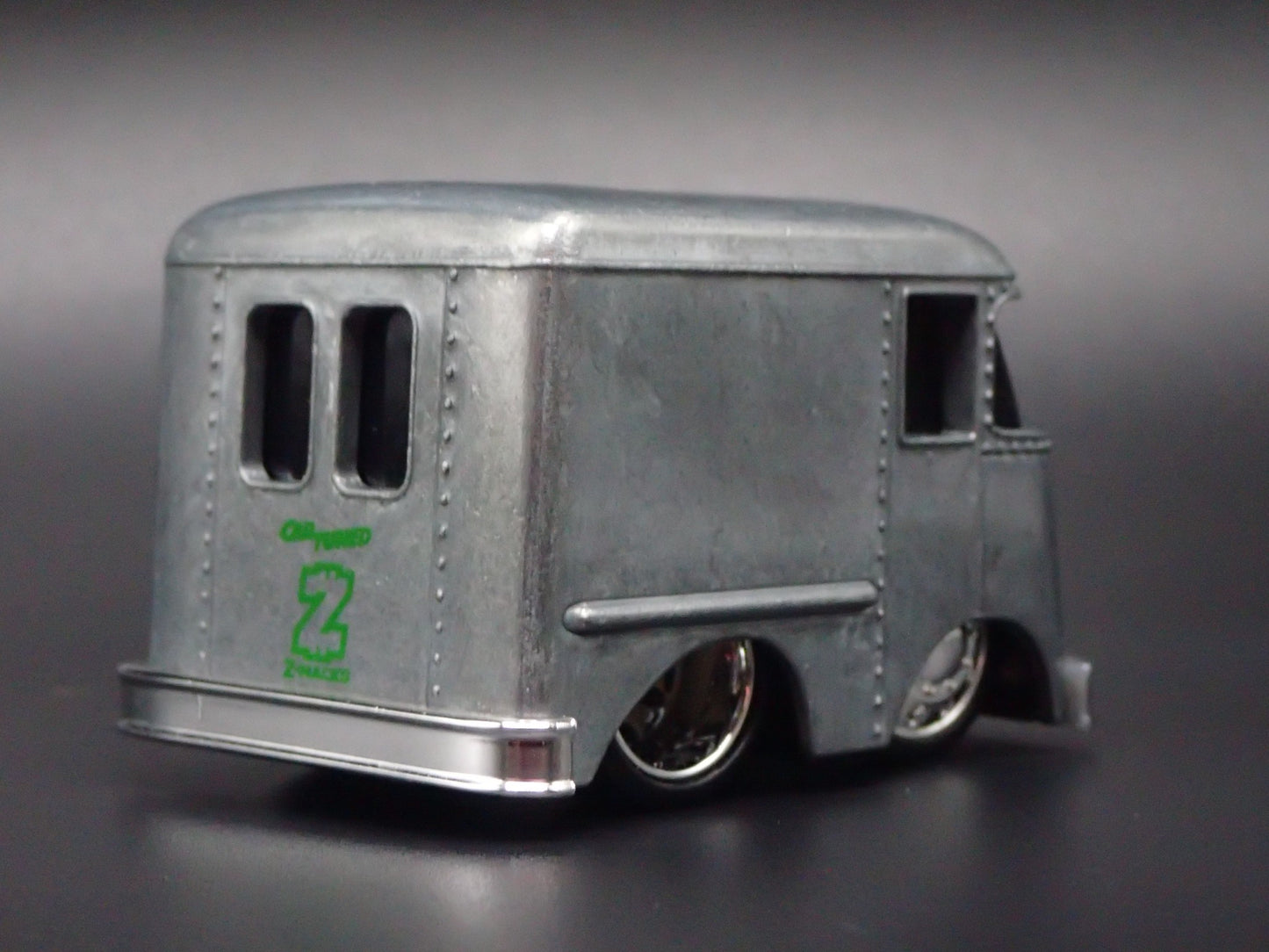 1954 54 GRUMAN STEP VAN CAR TUNED SILVER 1/64 SCALE DIORAMA DIECAST MODEL CAR