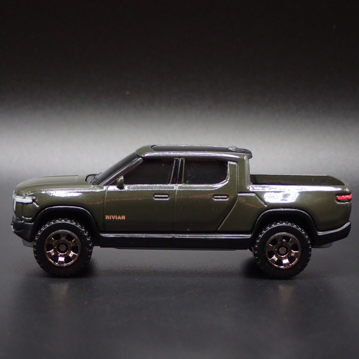 2022-2025 RIVIAN R1T ELECTRIC PICKUP TRUCK 1:64 SCALE DIORAMA DIECAST MODEL CAR
