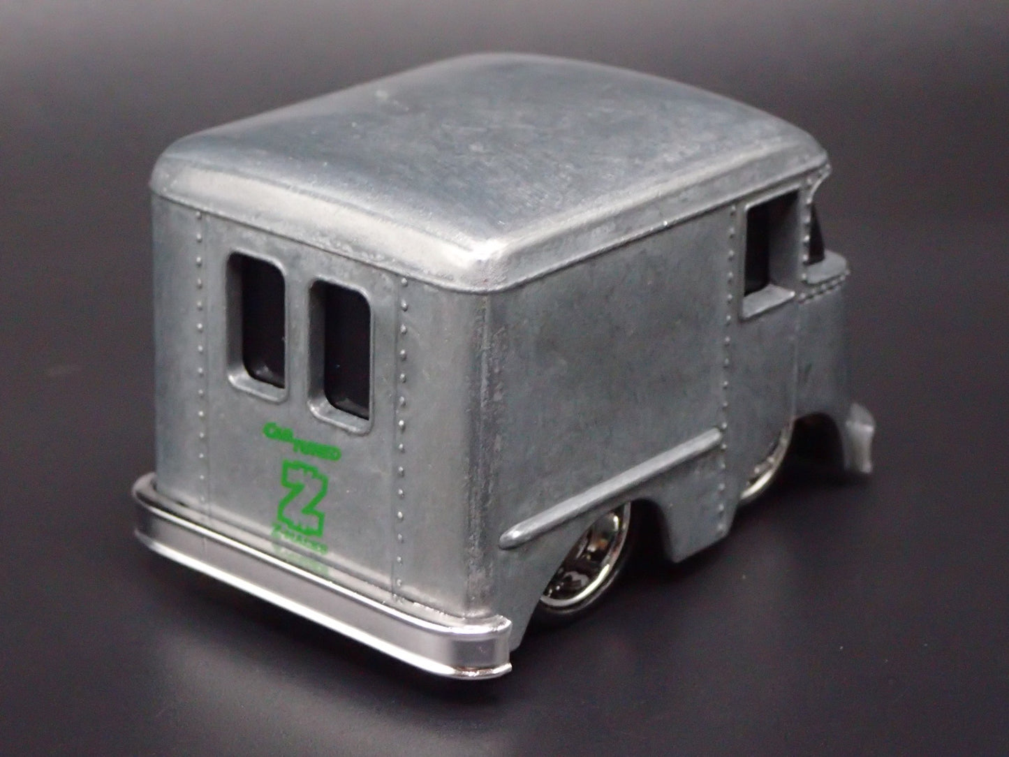 1954 54 GRUMAN STEP VAN CAR TUNED SILVER 1/64 SCALE DIORAMA DIECAST MODEL CAR