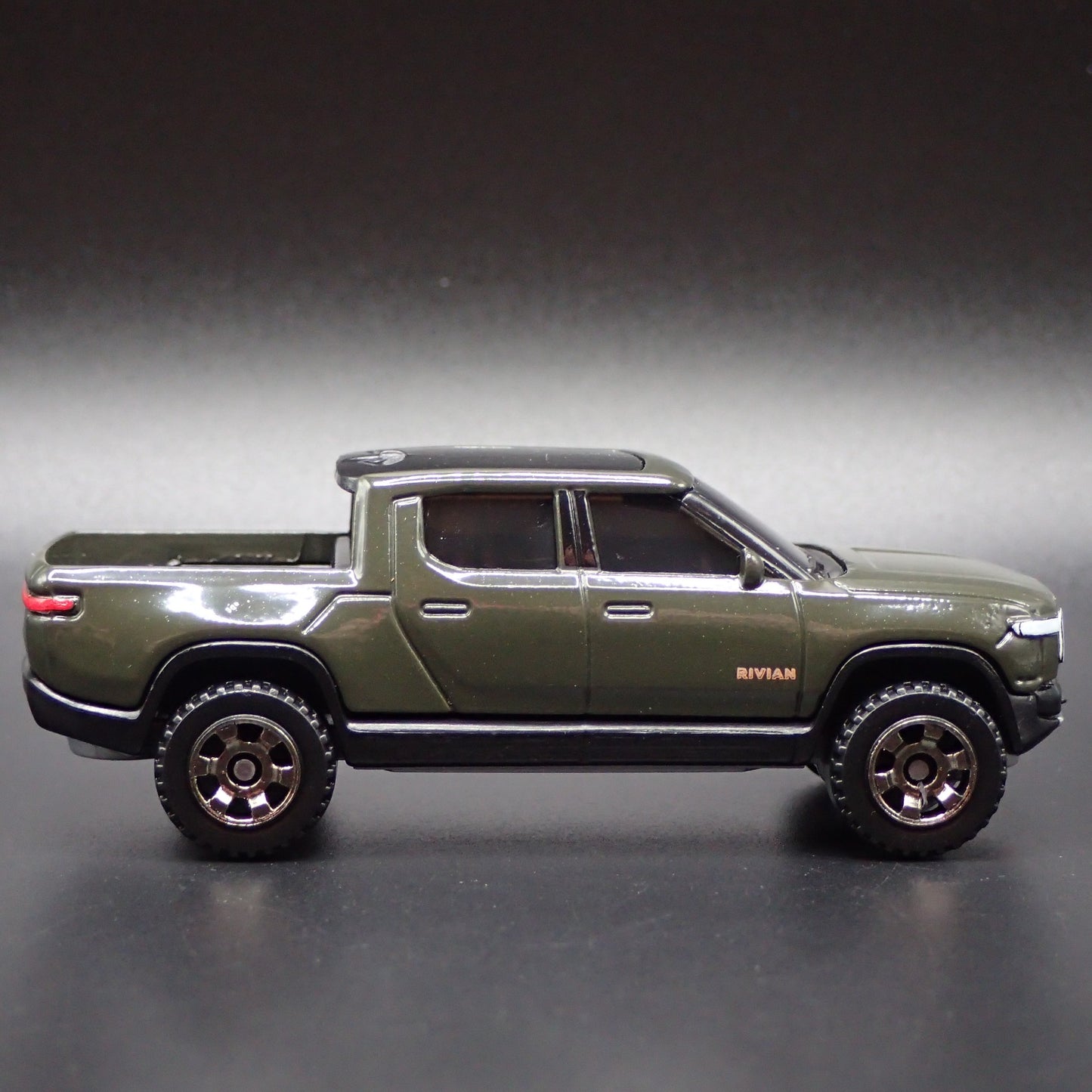 2022-2025 RIVIAN R1T ELECTRIC PICKUP TRUCK 1:64 SCALE DIORAMA DIECAST MODEL CAR
