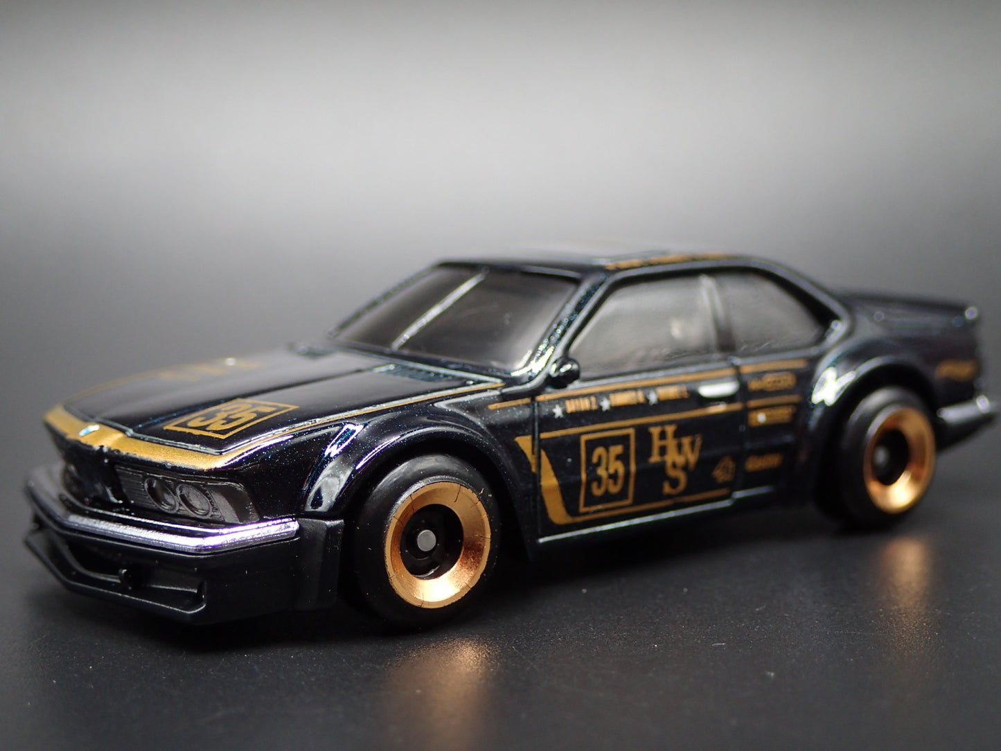 1985-1989 BMW 635 CSI BLACK 1:64 SCALE COLLECTIBLE DIORAMA DIECAST MODEL CAR