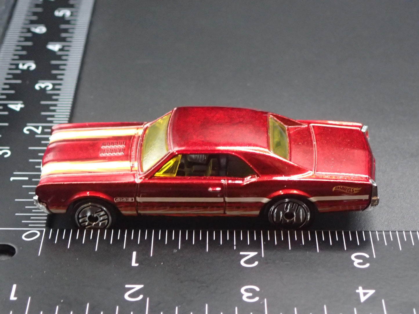 1967 67 OLDS OLDSMOBILE 442 RED 1:64 SCALE DIORAMA COLLECTIBLE DIECAST MODEL CAR
