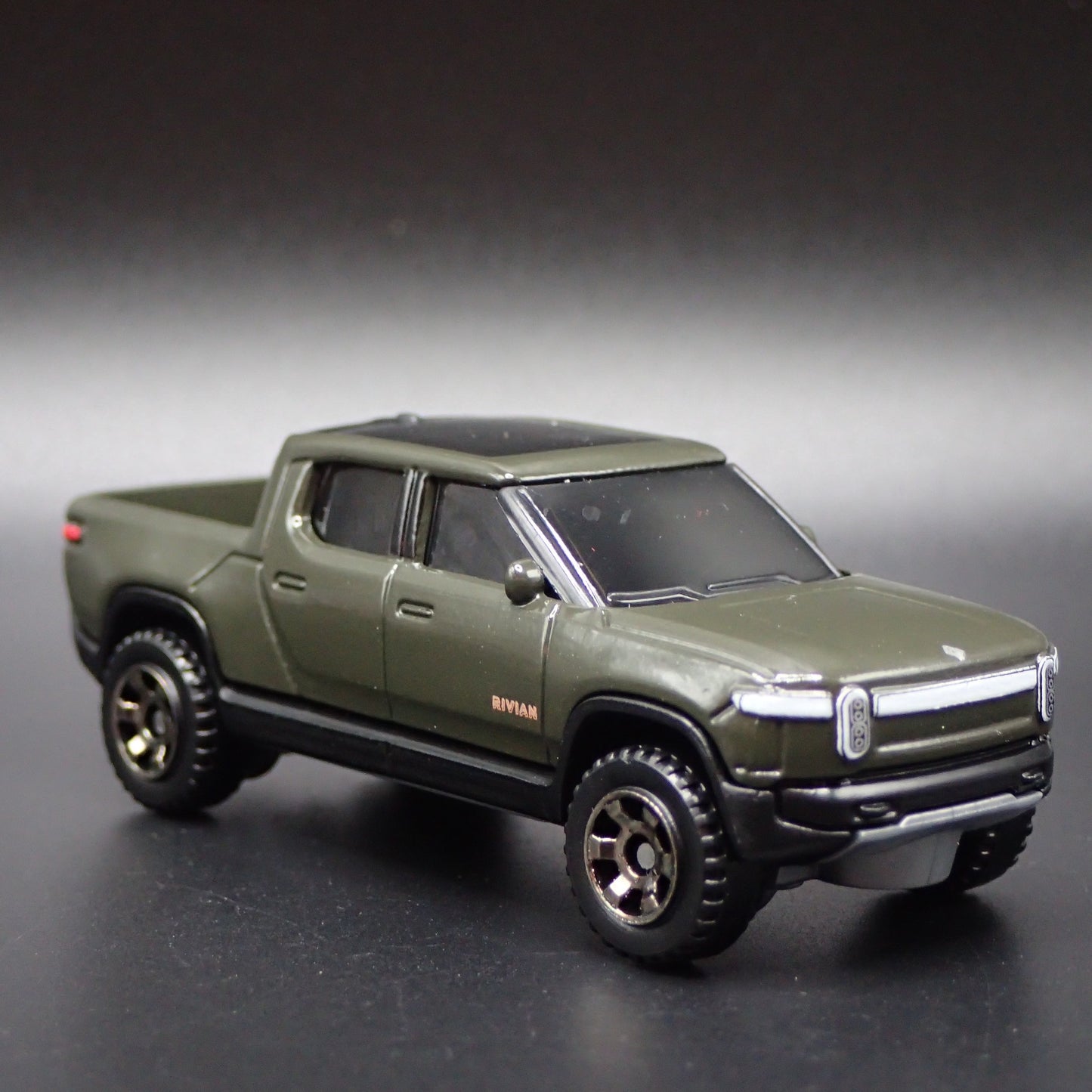 2022-2025 RIVIAN R1T ELECTRIC PICKUP TRUCK 1:64 SCALE DIORAMA DIECAST MODEL CAR