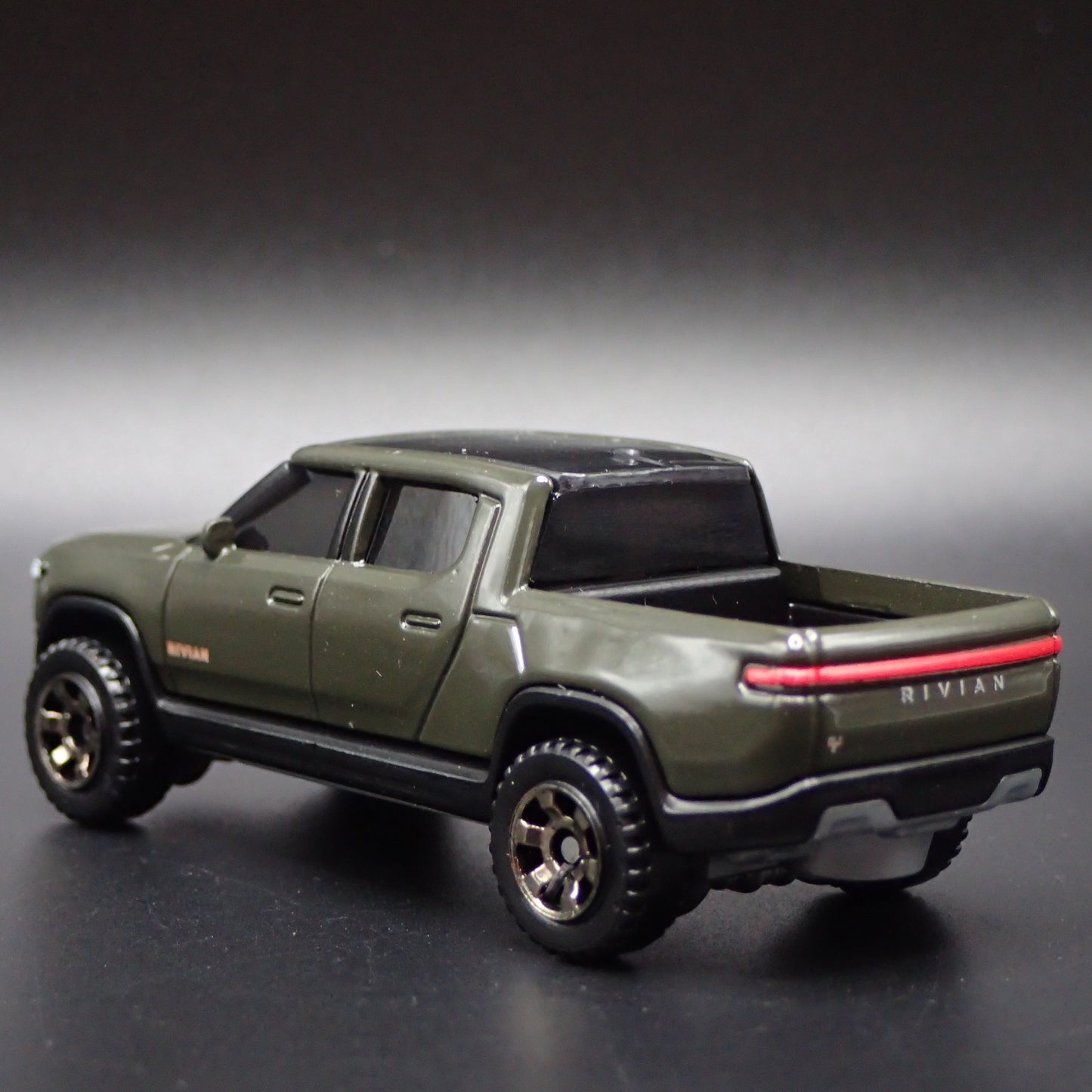 2022-2025 RIVIAN R1T ELECTRIC PICKUP TRUCK 1:64 SCALE DIORAMA DIECAST MODEL CAR