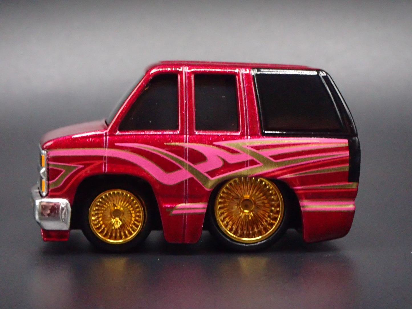 1992 92 CHEVY CHEVROLET SUBURBAN CAR TUNED 1:64 SCALE DIORAMA DIECAST MODEL CAR